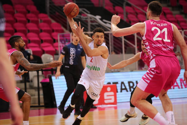 证了足球场 证了足球场